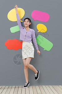 紫色红色对话框影棚拍摄东方人东亚站在对话框前面的快乐女孩背景
