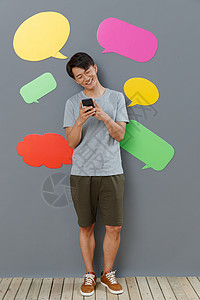 黄色气泡框消息灵感思想气泡框拿手机发短信的青年男士背景