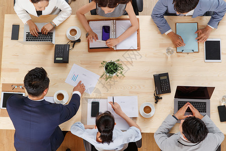 电子合作男商人中年人商务关系俯瞰办公室里开会的商务团队背景