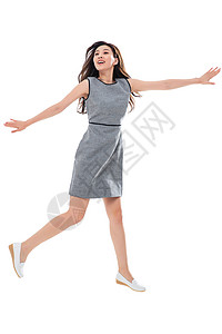 活力东方人张开手臂奔跑跳跃的商务女士图片