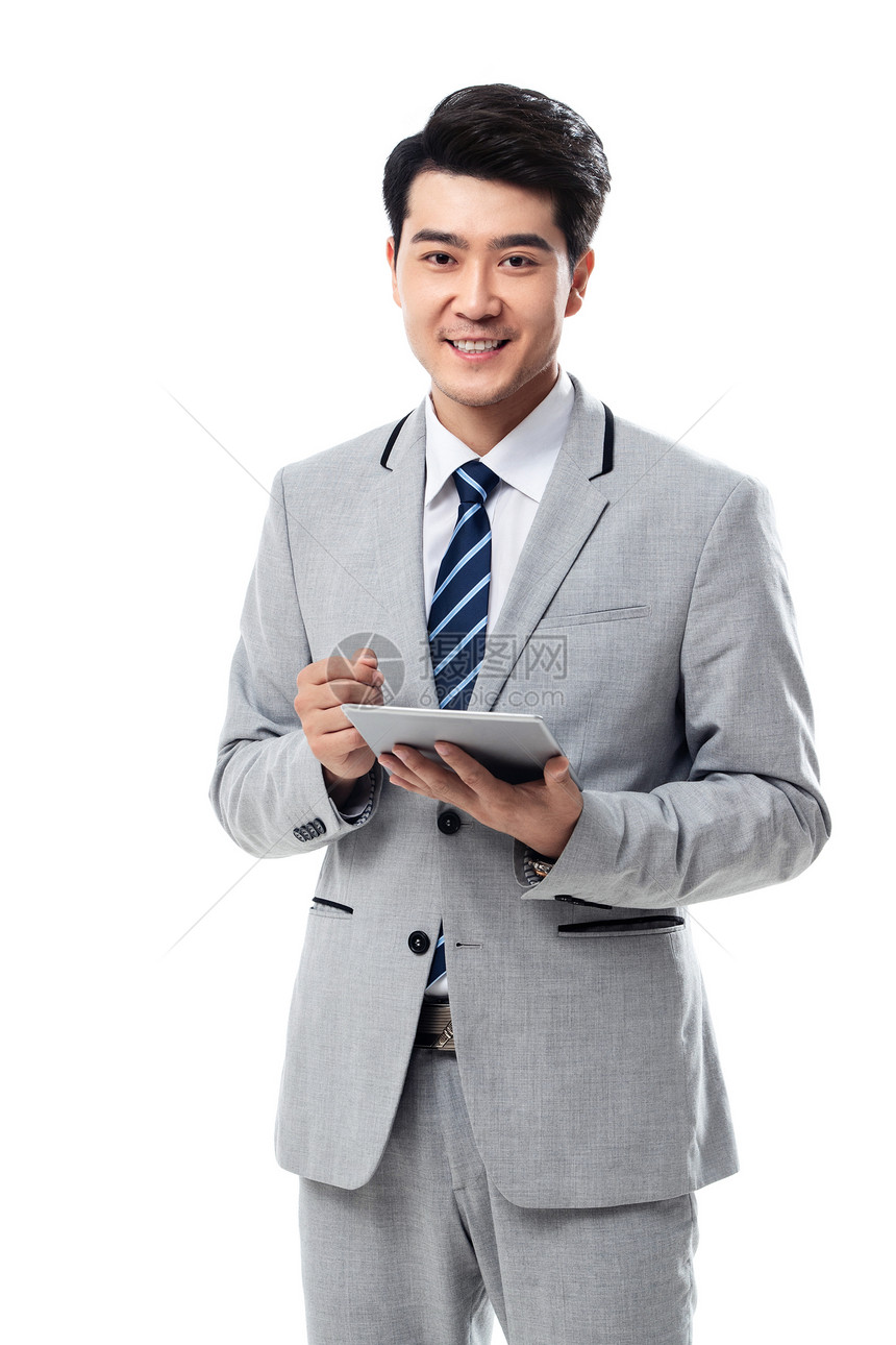 男商人注视镜头垂直构图拿平板电脑的商务男士图片