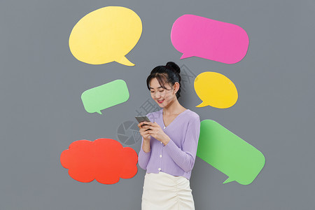 黄色描边对话框彩色图片留白公告信息拿着手机站在对话框前面的年轻女孩背景