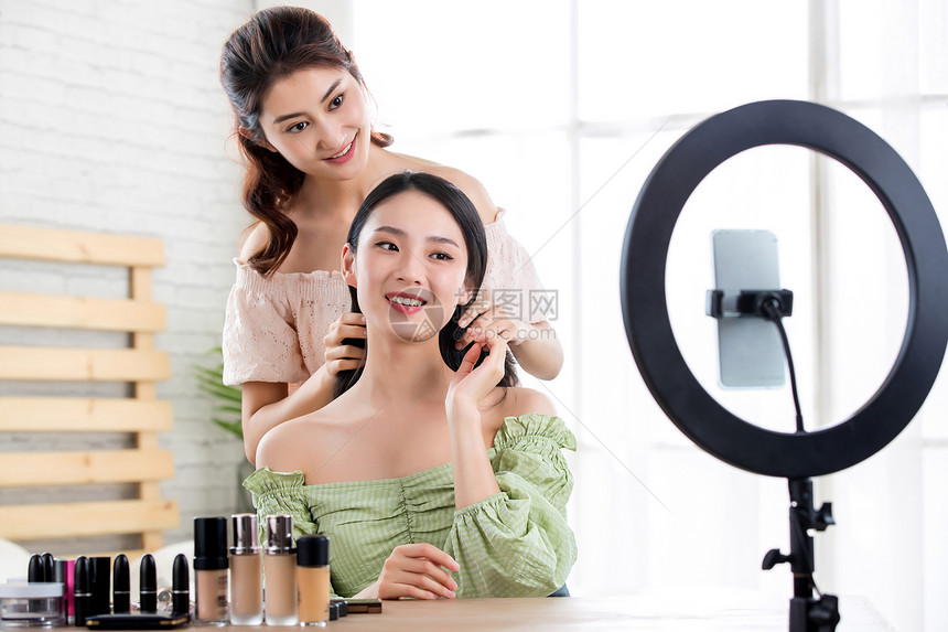 青年女人快乐朋友闺蜜在线直播整理发型图片
