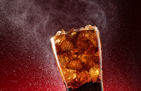 冰霜夏天可乐倒入装满冰块的杯中背景