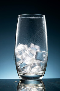 玻璃杯中的冰块图片
