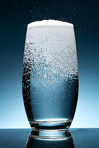 蓝色汽水玻璃杯中苏打水背景