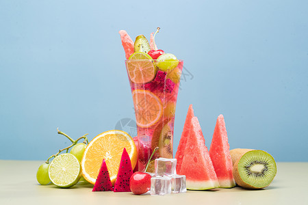 红色透明桌面上的水果茶和水果背景