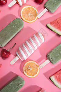 夏天粉色冰棍不同的水果和不同的冰棍背景