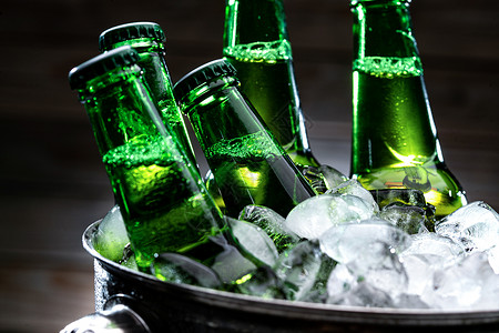 冰块和冰镇玻璃瓶啤酒图片