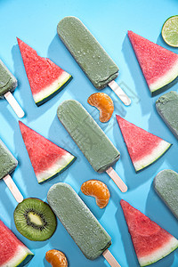 夏天蓝色冰棍水果切片和冰棍背景