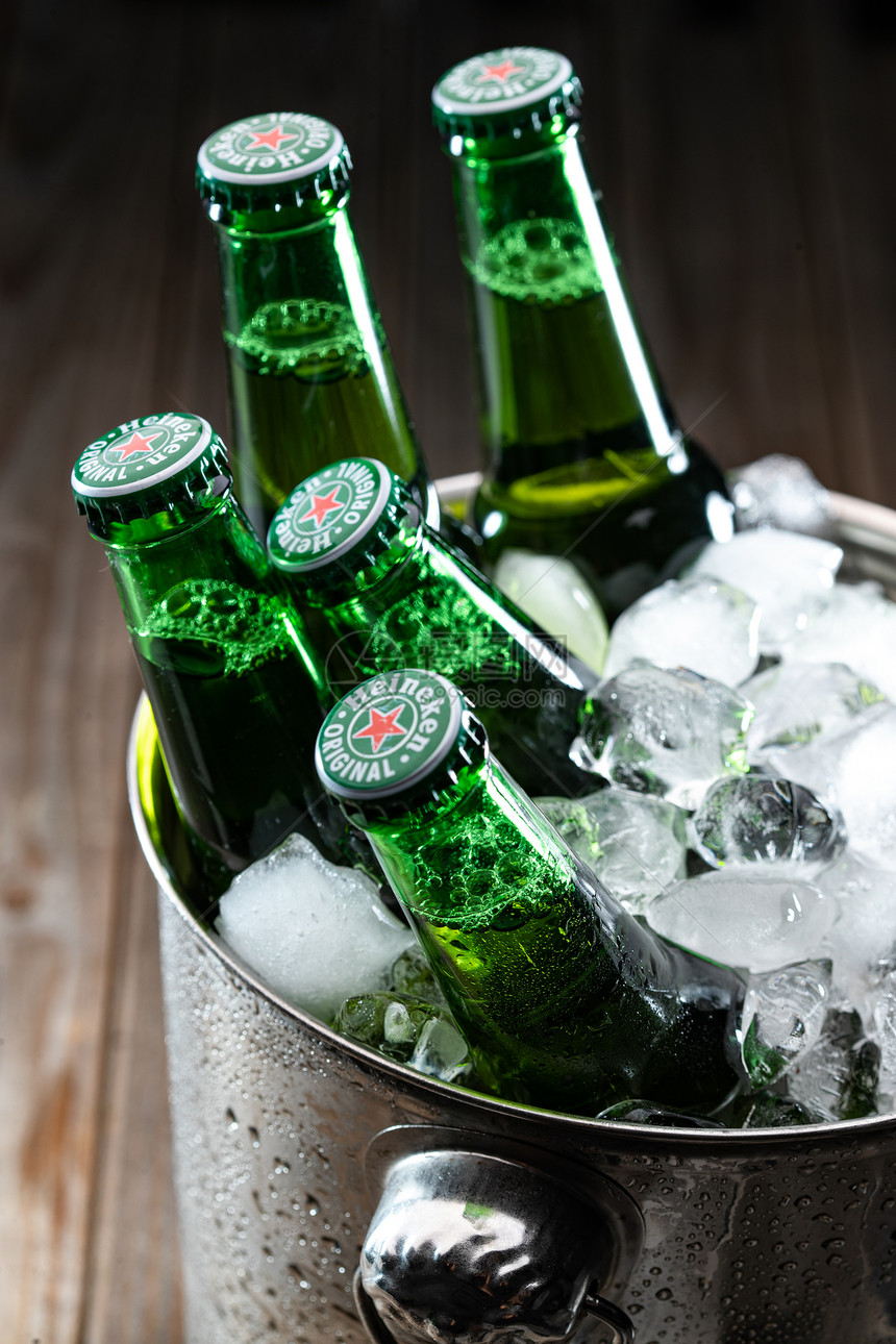 冰块和冰镇玻璃瓶啤酒图片