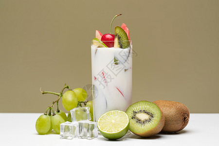纯天然猕猴桃水果酸奶杯和水果背景