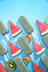 夏天蓝色冰棍水果切片和冰棍背景
