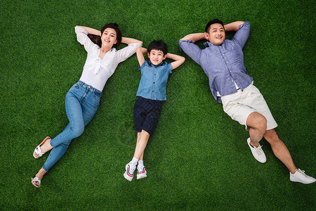 幸福的一家三口躺在草地上图片