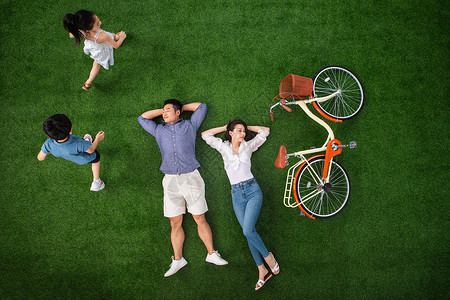 儿子两个孩子的家庭短裤草地上快乐的一家四口高清图片