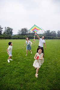 灌溉轮线两个孩子的家庭夏天高清图片