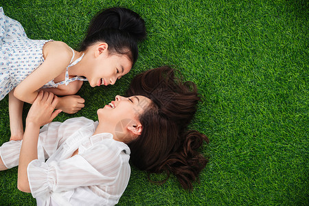 聊天表情贴纸的孩子留白面部表情健康生活方式幸福的母女躺在草地上玩耍背景