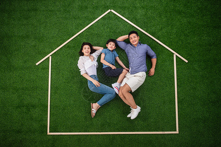亲情幻想彩色图片快乐的一家三口躺在草地上的房子轮廓里图片