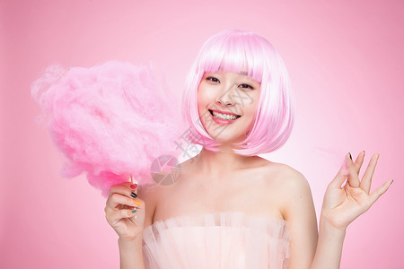 波波头黄裙女孩拿着粉色棉花糖的时尚年轻女孩背景