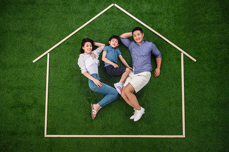房子一家三口模拟东方人幻想快乐的一家三口躺在草地上的房子轮廓里背景