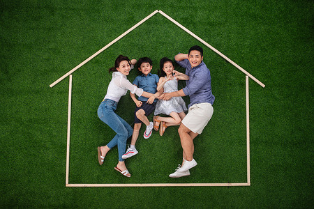 四口家素材假日兄弟姐妹东亚幸福的四口之家躺在草地上的房子轮廓里背景