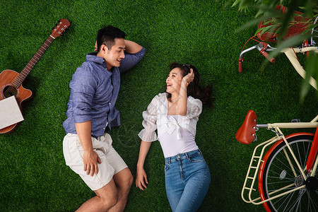 无忧无虑情侣彩色图片幸福的青年伴侣躺在草地上享受休闲时光图片
