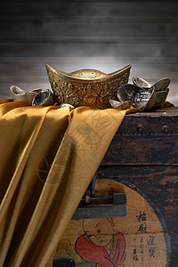 中国传统年画古典风格投资旧的木箱上的金元宝和银元宝背景