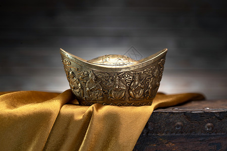 金属金经济锦缎旧的木箱上的金缎和金元宝背景