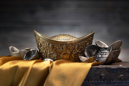 银锭木箱上的金元宝和银元宝特写背景