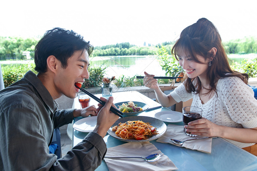 轻松亚洲休闲装在餐厅里用餐的青年情侣图片
