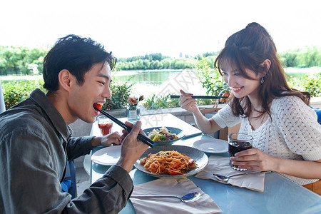 轻松亚洲休闲装在餐厅里用餐的青年情侣图片