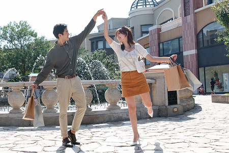 跳舞的喷泉都市风光青年伴侣青年人快乐舞蹈的幸福情侣背景