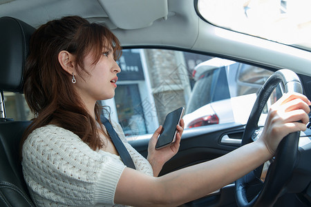 城市健康生活方式焦虑开车的青年女人图片