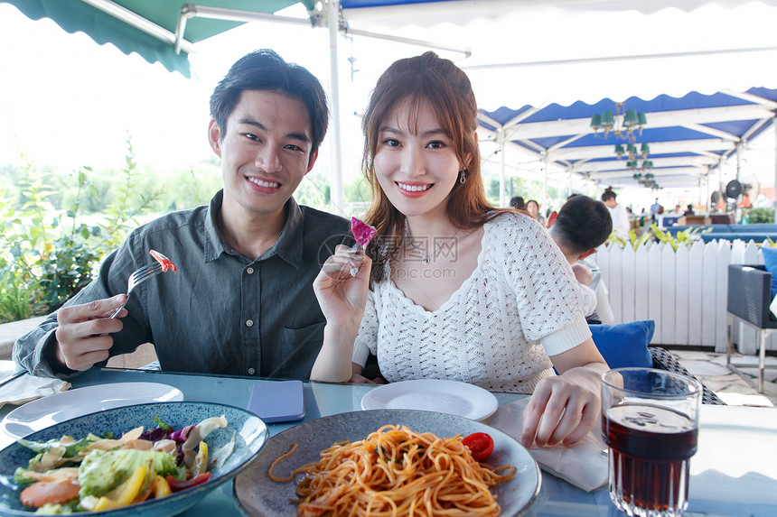 户内北京青年夫妇在餐厅里用餐的青年情侣图片