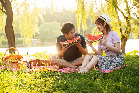 青年伴侣快乐户外在公园里郊游的幸福情侣高清图片