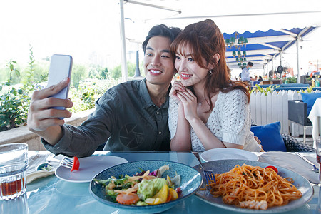 快乐情侣在餐厅里用餐高清图片