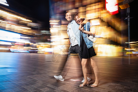 彩色图片东亚亚洲夜晚逛街的快乐情侣高清图片