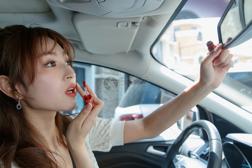 照镜子乐趣20多岁开车的青年女人图片