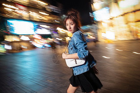 建筑运动模糊幸福夜晚行走的路上的青年女人图片