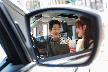 爱剪辑视素材欢乐交通方式乐趣坐在汽车里的幸福情侣背景