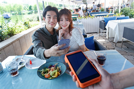 休闲装水平构图白昼年轻情侣在餐厅用手机付款图片