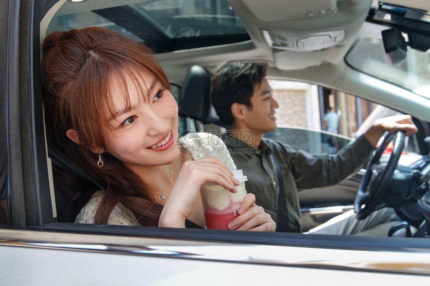 快乐坐着坐在汽车里的青年伴侣图片