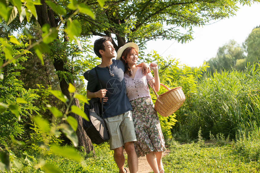 东亚夏天白昼在公园里郊游的幸福情侣图片