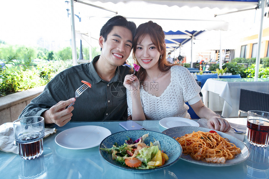 饮食刀叉相伴快乐情侣在餐厅里用餐图片
