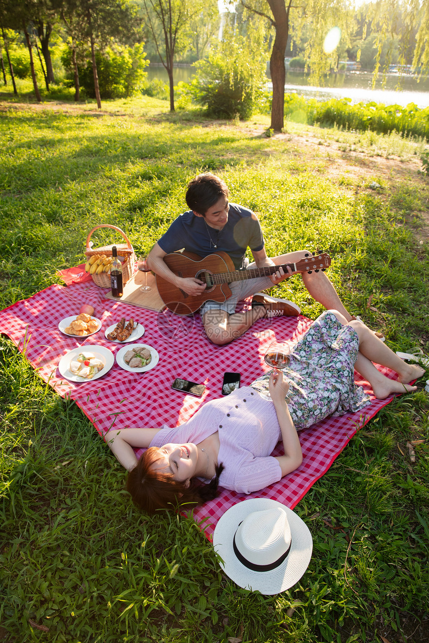 食品亚洲休闲活动在公园里弹吉他的幸福情侣图片