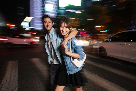 东亚放松相伴夜晚逛街的快乐情侣图片