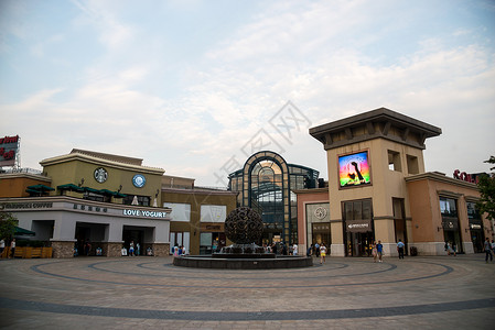 地产广告牌北京城市建筑购物广场背景