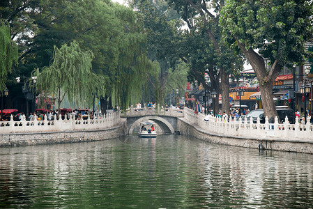 栏杆桥大量人群商业街城市北京后海酒吧街背景