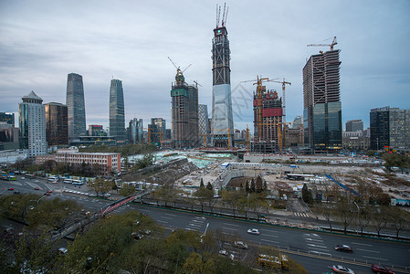 汽车吊车城市CBD的摩天大楼景象背景