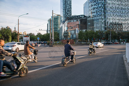 眼球运动的正常视觉通路城市里的高楼大厦和街道背景